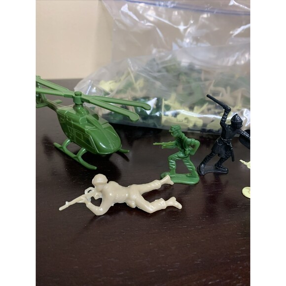 Lot 0f 112 Vintage Army Men Toy Soldiers Figures a few, warriors 2 Helicopters - Picture 2 of 6